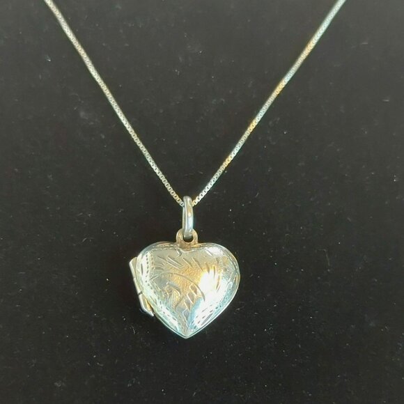 Vintage 925 Sterling Silver Floral Etched Puffy Heart Locket Pendant Necklace - Picture 1 of 6